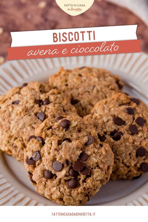 I Biscotti avena e cioccolato sono integrali, perfetti da portare in tavola a colazione, buonissimi, golosi e facili da preparare. Usati spesso per fare il porridge o le barrette, sono ottimi anche gustati semplicemente con latte o yogurt. E cuociono in meno di 15 minuti! #fattoincasadabenedetta #biscotti #ricettafacile #ricettaveloce #cioccolato Biscotti Light, Best Apple Pie, Confort Food, Biscotti Cookies, Frappe, Yummy Cookies, I Love Food, Stevia, Aesthetic Food