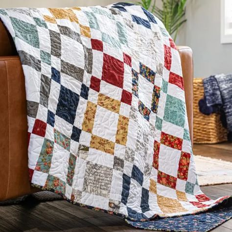 30 Totally Free Layer Cake Quilt Patterns for Beginners - Hailey Stitches Layer Cake Quilt, Layer Cake Quilt Patterns, Missouri Quilt, Quilt Layers, Cake Quilt, Layer Cake Quilts, Missouri Star Quilt Company, Free Pattern Download, Quilt Modernen