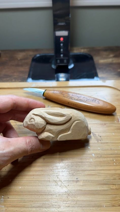 Rabbit Wood Carving, Whittling Patterns, Rabbit Crafts, Simple Wood Carving, Wood Carving For Beginners, Carving Art, Wood Carving Patterns, Wood Carving Tools, Wood Carving Art