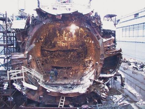 catastrophic failure Kursk Submarine, Russian Nuclear Submarine, Russian Submarine, Nuclear Submarine, Abandoned Ships, Military Hardware, Cruise Missile, Navy Ships, Military History