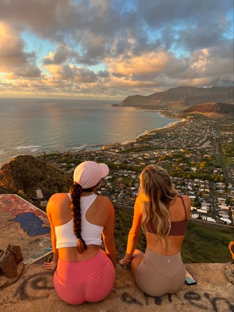 Oahu Hawaii Outfits, Hiking Instagram Pictures, Hawaii Trip Outfits, Hiking Poses Photo Ideas, Cute Hiking Pictures, Hiking Photoshoot, Hiking Picture Ideas, Hiking Poses, Hawaii Hiking