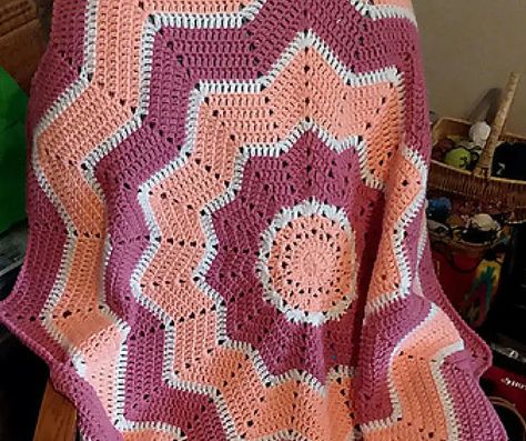 This circle-shaped ripple baby blanket is cute and fun and easy to make. If you know how to make a cinch circle, then crocheting the Sunburst Baby Blanket by Jayda InStitches is really easy as this is the most special stitch you will use. If you don’t know how to make cinch stitch or the magic … Crocheting Tutorials, Ripple Baby Blanket, Crochet Blanket Baby, Crochet Ripple Pattern, Ripple Blanket, Blankets Crochet, Crocheted Blankets, Ripple Stitch, Round Crochet