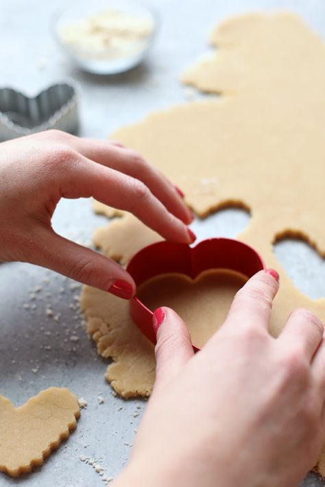 Healthy Sugar Cookie Cut-Outs made with almond meal and honey! | Fit Foodie Finds Sugar Cookie Cut Outs, Almond Flour Sugar Cookies, Wednesday Recipes, Healthy Sugar Cookies, Baking With Toddlers, Low Carb Holiday, Cut Out Cookie Recipe, Gluten Free Sugar Cookies, Honey Chocolate