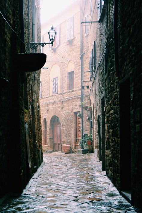 Volterra, rainy day. Tuscany, Italy Rainy Italy, Italian Pictures, Aw 23, Italian Cafe, Italian Street, Tuscany Italy, Coven, Romance Novels, Historical Fiction