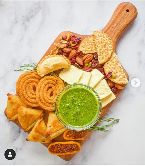 Samosa Platter Ideas, Samosa Platter, Diwali Shoot Ideas, Diwali Platter, Multigrain Crackers, Diwali Shoot, Diwali Mithai, Cilantro Chutney, Fruit Platters