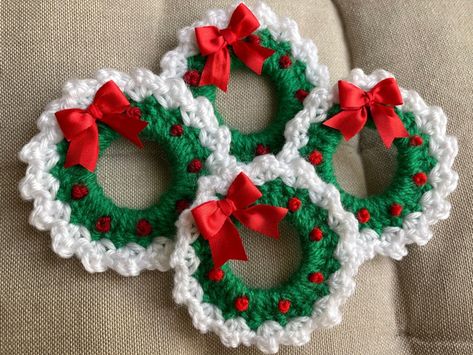 Mini Xmas wreaths in crochet | Bubanana Crochet Christmas Ornaments Free Pattern, Wire Angel, Crochet Thread Projects, Christmas Knitting Patterns Free, Crochet Christmas Wreath, Crochet D, Crochet Christmas Ornaments Free, Crochet Ornament Patterns, Christmas Crochet Patterns Free