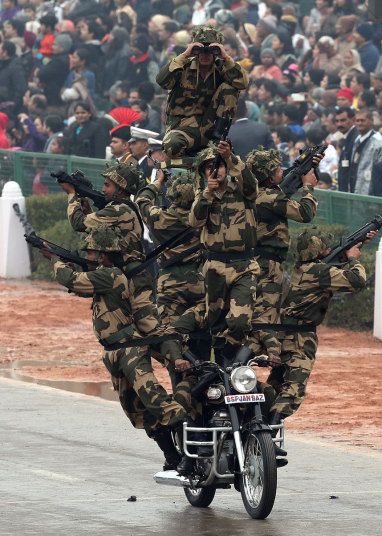 India Republic Day: 26 Jan - Members of the border security force - Telegraph Army Photography, Indian Military, Border Security Force, Indian Army Special Forces, Indian Army Wallpapers, Army Look, 26 Jan, Army Images, Army Couple