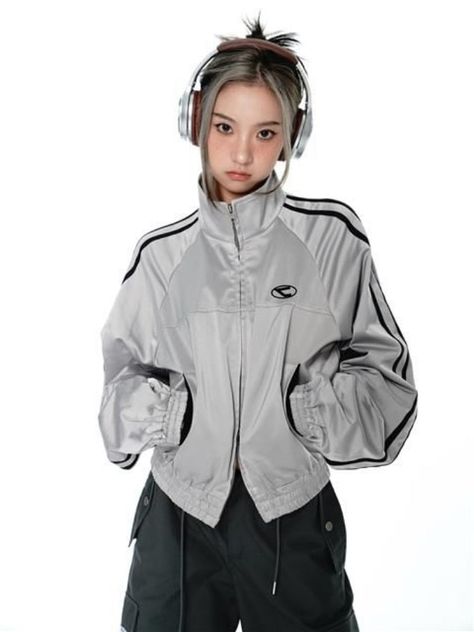 Grey Sports Jacket, Silver Jacket, Streetwear Aesthetic, Sport Top, Looks Street Style, Y2k Outfits, Athleisure Outfits, 90s Grunge, Street Wear Urban