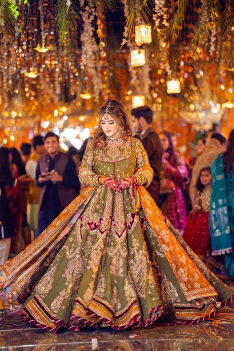 Pakistani Bride Wearing her Beautiful Mehndi Attire Mehndi Day Outfits, Mehandi Outfits Brides, Mehndi Dress For Bride, Mendhi Outfit, Mehandi Dress, Mehandi Outfits, Mehndi Bride, Films Photography, Mehndi Outfit