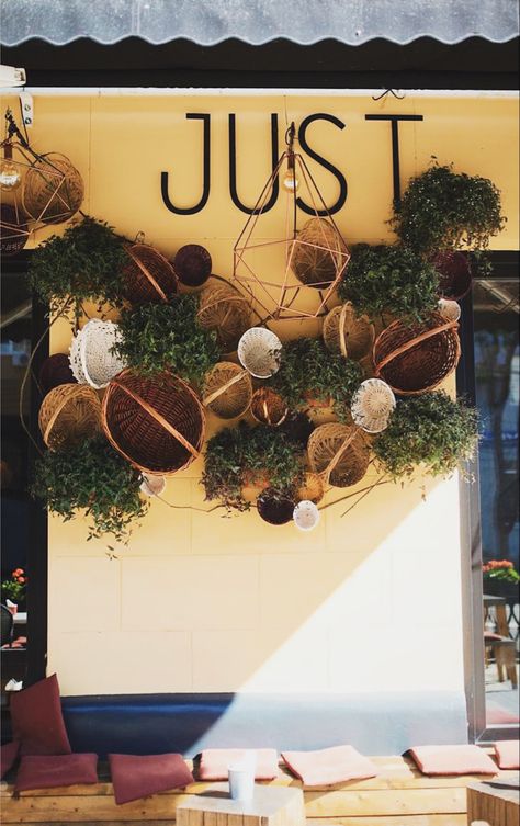 Spring decoration idea, cafe design, facade decoration, window display design Spring Shop Window Display, Facade Decoration, Autumn Window Display, Spring Window Display, Aspen Tree, Spring Fruit, Decoration Window, Store Window Displays, Flower Arrangement Designs