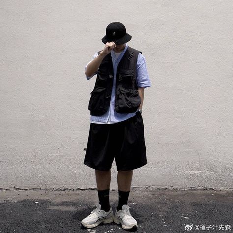 Japanese Outfits Men, Vest Outfits Men Streetwear, Japanese Outfits Street Style, Japan Urban, Vest Outfits Men, Outfit Info, Korean Street Fashion Men, Travel Vest, Tech Wear