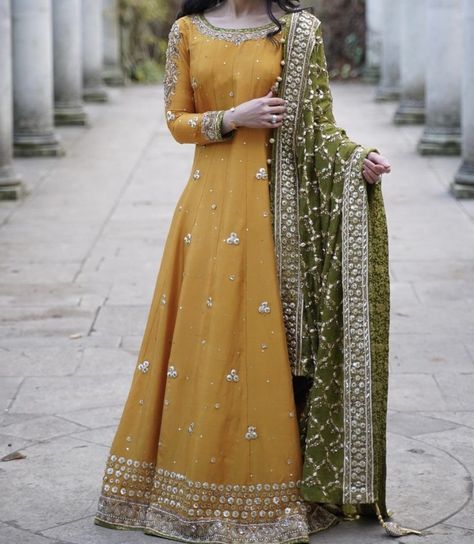 Mustard Party Dress, Simple Mehndi Bride Outfit, Sanchak Dresses Brides, Yellow Contrast Color Combinations, Sanchak Dresses, Mehndi Outfit Ideas, Mayoon Dresses, Mayun Bride, Partywear Outfits