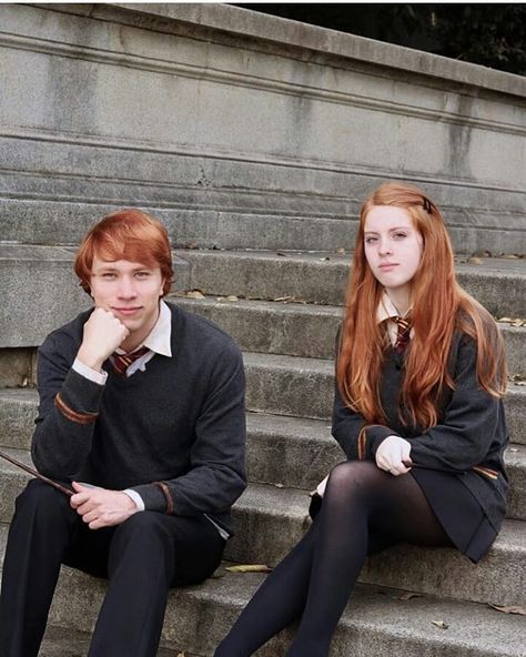 Ron and Ginny Weasley(cosplay)♡ ~~~~ #ronweasley #ginnyweasley #harrypotter #hermionegranger #hogwarts #cosplay Ron And Ginny, Hogwarts Cosplay, Hermione Cosplay, Ginger Babies, Harry Potter Cosplay, Ron And Hermione, Ginny Weasley, Halloween Inspo, Ron Weasley