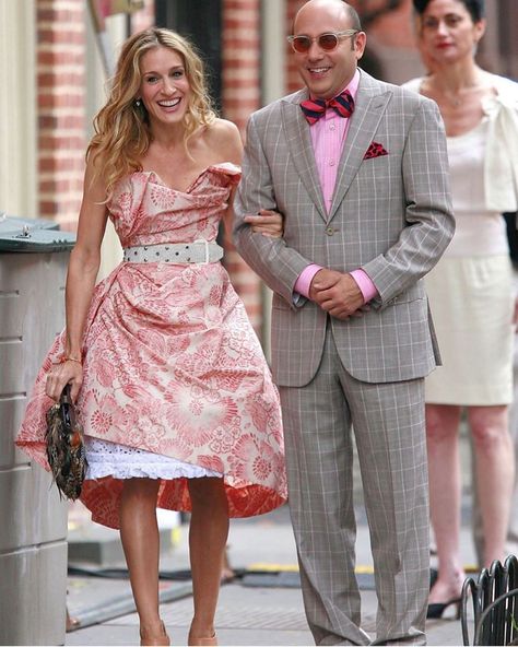 Carrie Bradshaw Lifestyle 👠 on Instagram: “We all judge, it's our hobby. Some people do Arts & Crafts, we judge - Stanford Blatch #satc Love that friendship ❤️” Willie Garson, Sarah Jessica, Va Va Voom, And Just Like That, Sarah Jessica Parker, Carrie Bradshaw, Fashion Gallery, Celebrity News, Floral Dress