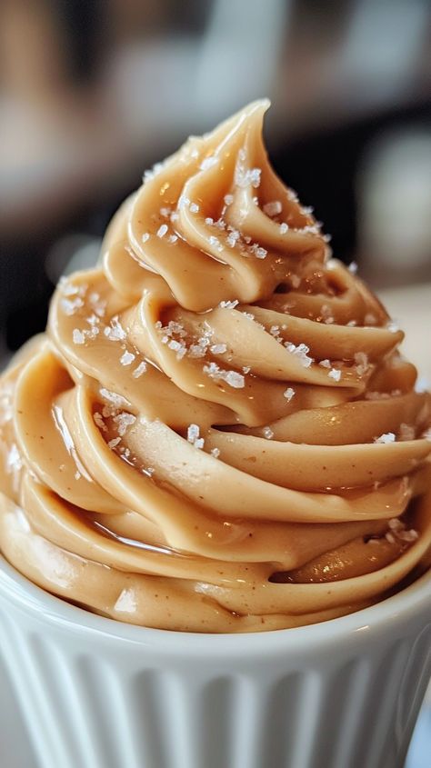 Salted Caramel Frosting Caramel Frosting Recipe, Salted Caramel Ganache, Salted Caramel Icing, Diy Caramel, Buttercream Icing Recipe, Salted Caramel Frosting, Crockpot Candy, Dairy Recipes, Dessert Presentation