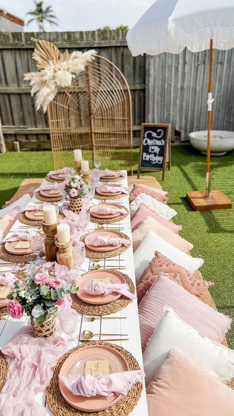 Rapunzel Wedding Theme, Picnic Party Decorations, Pink Tablescape, Backyard Birthday Parties, Picnic Birthday Party, Disco Party Decorations, Backyard Birthday, Picnic Inspiration, Picnic Decorations