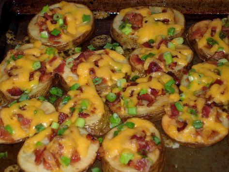 Cheese and Bacon Potato Rounds Lekker Resepte, Potato Rounds, Bacon Potato, Lemon Potatoes, Potato Bites, Party Appetizers Easy, African Recipes, Cheesy Bacon, Baby Potatoes