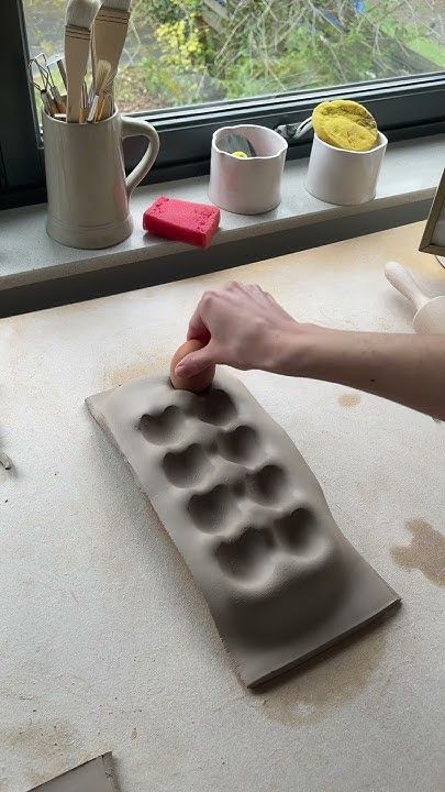 Ceramic Egg Holder, How To Make Ceramic, Beginner Pottery, Egg Tray, How To Make Clay, Diy Ceramic, Clay Crafts Air Dry, Ceramic Tray, Pottery Dishes