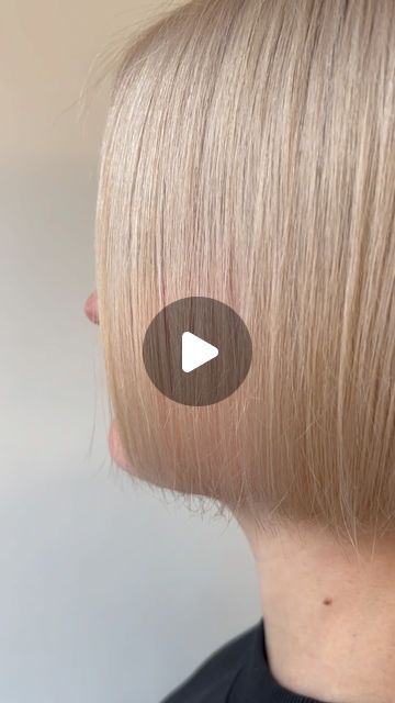 Het haarpand || Wendy on Instagram: "COLOR CORRECTION ||
 full bleach tips!! 

What is going on in the hair: 🚨🚨
Natural roots 
Golden blonde  box color 
Old highlights in the ends
Fine hair 

 🖌️Apply blondor plex 4% on the band ( golden blonde box dye)
🖌️Go low and slow
🖌️Low volume and thick appyling on the band 
🖌️20 min. head start 
🖌️If the band is the correct lightness 
🖌️Apply the roots. 
🖌️Let this sit untill its even. 
🖌️RINSE , WELLAPLEX NR2. 
🖌️Apply toner. 9/16 9/36 (Tiny bit 8/71 color touch) 

What do you guys think?! 
Love, 
Wendy #colorcorrection #colorcorrectionspecialist #blonde #scalpbleach #rotterdam #wellapassionistasbnl #scalpbleach #haireducation #blondor" Blonde Box Dye, Scalp Bleach, Bleached Tips, Box Dye, Golden Blonde, Hair Natural, Head Start, Box Color, Color Correction