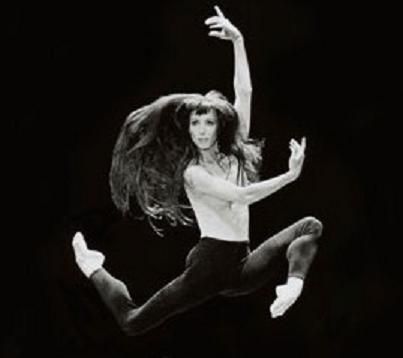 Sylvie Guillem in Bolero 1997 in Lausanne, choreographed by Maurice Bejart - Photo credit Philippe Pache Sylvie Guillem, Dancer Sculpture, Jitterbug, Female Legs, Dance Like No One Is Watching, Shall We Dance, Dance Movement, Royal Ballet, Fred Astaire