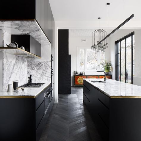 New York Marble and black cabinetry with brass details 😍. Kitchen by @moloneyarch and @evolve_stone . 📷 @emily_bartlett_photography… Evolve Stone, Large Bathroom Design, Black Marble Floor, Marble Floor Kitchen, Black Cabinetry, Modern Black Kitchen, Mudroom Laundry, Elegant Kitchen Design, Marble Kitchen