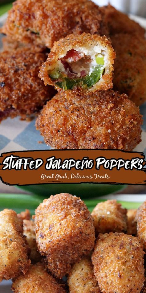 A double photo collage of stuffed jalapeño poppers. Deep Fried Stuffed Jalapeno Peppers, Jalapeno Popper Mushrooms, Jalapeño Poppers With Bacon, Fried Stuffed Jalapeno Peppers, Deep Fried Jalapeno Poppers, Jalopena Poppers, Jalapeño Rolls, Cowboy Corn, Poppers Jalapeno