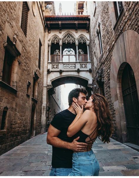 Things To Do In Barcelona, To Do In Barcelona, Beauty Dish, Couple Style, Cindy Kimberly, Couple Photoshoot Poses, Photo Couple, Cute Relationship Goals, Foto Pose