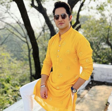 Boy Haldi Photography, Groom Haldi Photoshoot, Mayank Arora, Haldi Ceremony Outfit For Men, Haldi Groom, New Dulhan Pose, Haldi Photography Ideas, Haldi Pose, Haldi Shoot