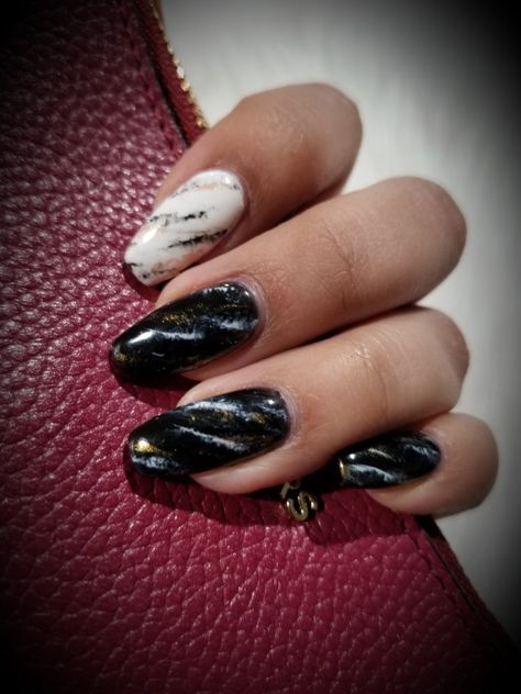 Black And Gold Marble Nails, Black White Gold Nails, White Gold Nails, Black Marble Nails, White Nails With Gold, Gold Acrylic Nails, New Years Nail Designs, Green Acrylic Nails, Black And Gold Marble