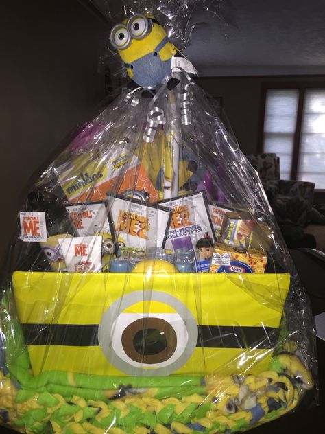 Minion Inspired Gift Basket - Katey Did It Minion Basket, Minion Stuff, Bags Ideas, Plantas Vs Zombies, Boy Toys, Trunk Or Treat, Basket Bag, Gift Basket, Toys For Boys