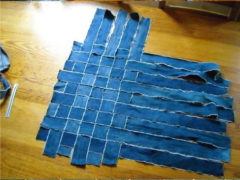 Upcycle Your Old Jeans into an Amazing Woven Bag Old Jeans Recycle, Återvinna Jeans, Vestiti In Jeans, Jean Diy, Blue Jean Quilts, Recyceltes Denim, Trash To Couture, Jean Quilt, Denim Crafts Diy