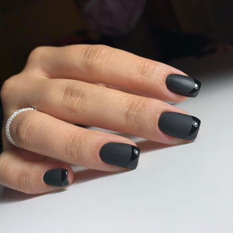 Nail Inspo Matte, Matte Nails Square, Matte Nails With Glossy Tips, Matte Nail Ideas, Matte Manicure, Black Matte Nails, Red Matte Nails, Grey Matte Nails, Short Red Nails