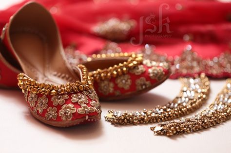 bridal punjabi jutti and anklets Sabyasachi Bridal Collection, Punjabi Jutti Wedding, Bridal Jutti, Punjabi Juti, Indian Jutti, Footwear Photography, Bridal Sandals Heels, Girly Items, Flower Jewellery For Mehndi