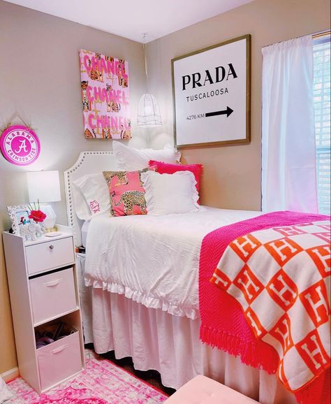 Hot Pink Dorm, Preppy Dorm Room Decor, White Dorm Room, Pretty Dorm Room, Sorority Room, Room Preppy, Dorm Room Colors, Pink Dorm Rooms, College Dorm Room Inspiration