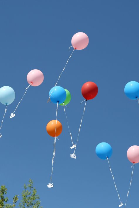 Balloons in memory Balloon Memorial Release, Memorial Release Ideas, Balloon Release Memorial Ideas, Balloon Release Memorial, Memorial Service Decorations, Balloon Release, Floating Balloons, Amazing Husband, Memorial Ideas