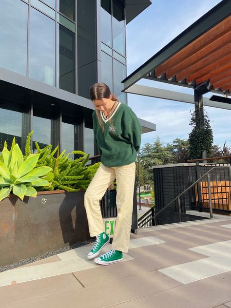 How To Style Dark Green Converse, Converse Green Outfit, Colored Converse Outfit, Outfits With Green Converse, Colorful Converse Outfit, Outfits With Green Shoes, Green Converse Outfits, Amara Cordova, Sophomore Outfits