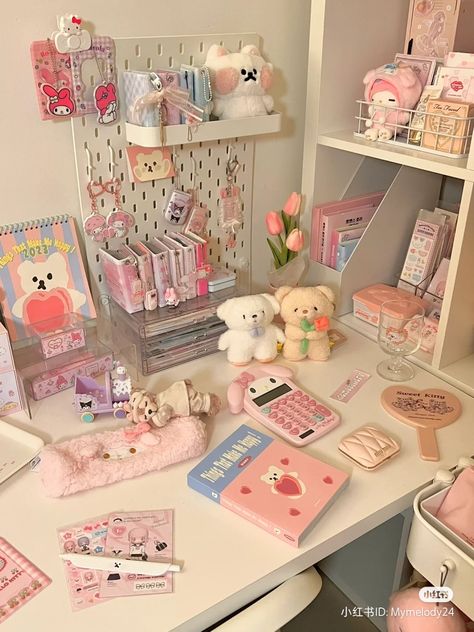 Kawaii Desk Setup, Cute Desk Setup, Bedroom Korean, Bedroom Preppy, Stationary Desk, Angels Figurines, Korean Apartment, Ur Amazing, Kawaii Desk