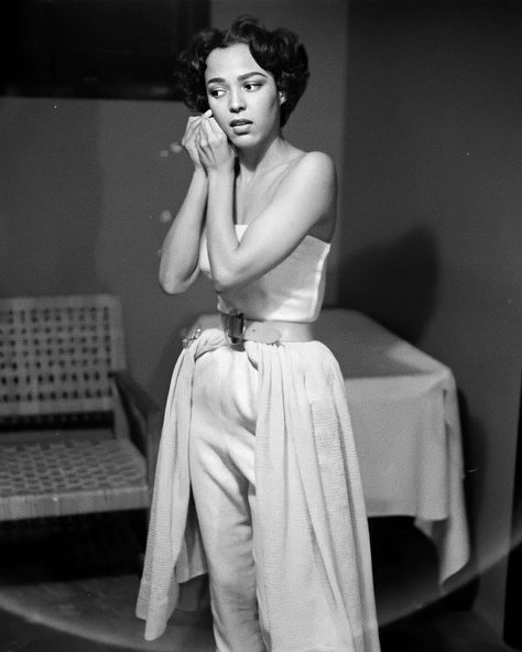 Dorothy Dandridge photographed by Ed Clark for Life magazine, 1951 Dorothy Dandridge Hair, Dorothy Dandridge Style, Dorothy Dandridge Aesthetic, Old Black Hollywood Glamour, Old Hollywood Glamour Black Women, Old Hollywood Glamour Aesthetic, Sagittarius Fashion, Afro Glam, Black Hollywood Glamour