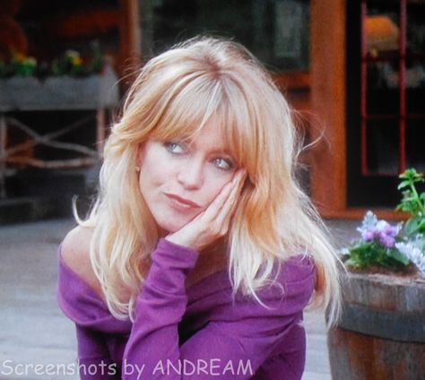 Goldie Hawn Bangs, Goldie Hawn Haircut, Goldie Hawn Hair, Mullet Ideas, Blonde Wavy Bob, 70s Haircuts, Blonde Bangs, Goldie Hawn, Mom Hairstyles