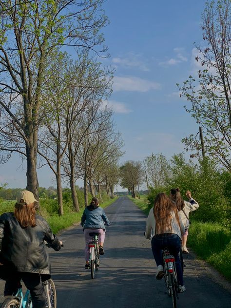 #bike #cycling #cyclinglife #bikelife #biking #bikingtrip #friendstrip #cycle #bikingwithfriends #cyclingtour #photo #pohotoidea #friendsforlife #friendsphotos #ideasforphoto #ideasparafotos #aesthetic #friendgroup #groupphotos #vibes #summer #summervibes #springsummer2023 #spring #bestfriendaesthetic Commuter Cycling, Cycling Pictures, Bicycle Travel, Outdoor Aesthetic, Cycling Trips, Cycling Tour, Cycling Touring, Summer Plans, Spring Photography