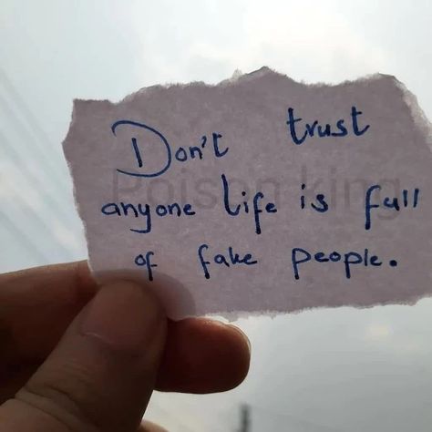 Never Trust Anyone, Don't Trust Anyone, Fake People, New Photo Download, Touching Quotes, Don't Trust, Never Trust, Beautiful Quotes About Allah, Short Inspirational Quotes