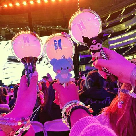 Bts Army Girl Aesthetic, Bts Army Girl, Army Friends, Kpop Lightsticks, Kpop Concert Outfit, Kpop Concert, Cute Bunny Cartoon, Cute Love Memes, Concert Aesthetic