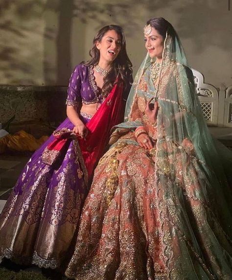 Mira Rajput Made The Prettiest Bridesmaid At Her BFF's Wedding! Lehenga Purple, Mira Kapoor, Purple Lehenga, Mira Rajput, Heavy Dresses, Best Friend Wedding, Red Lehenga, Indian Dresses Traditional, Summer Wedding Outfits