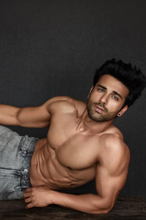 Pulkit Samrat, Attractive Personality, Bollywood Men, Men Fashion 2020, Middle Eastern Men, Pakistani Movies, Beard Look, New Africa, Strong Muscles