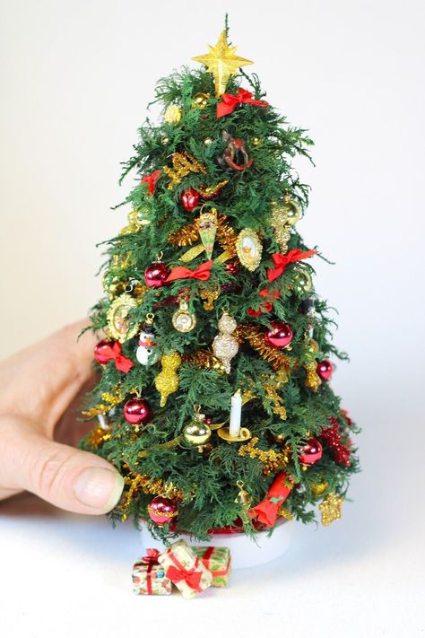 Artisan Miniature Christmas Tree 1/12. 12th Scale. Red And Gold. Miniature Christmas Scenes Diy, Mini Christmas Tree Ideas Decoration, Mini Christmas Village, Dollhouse Christmas Tree, Happy Hobbies, Christmas Nativity Scene Display, Theme Christmas Tree, Christmas Toy Shop, Nativity Scene Display