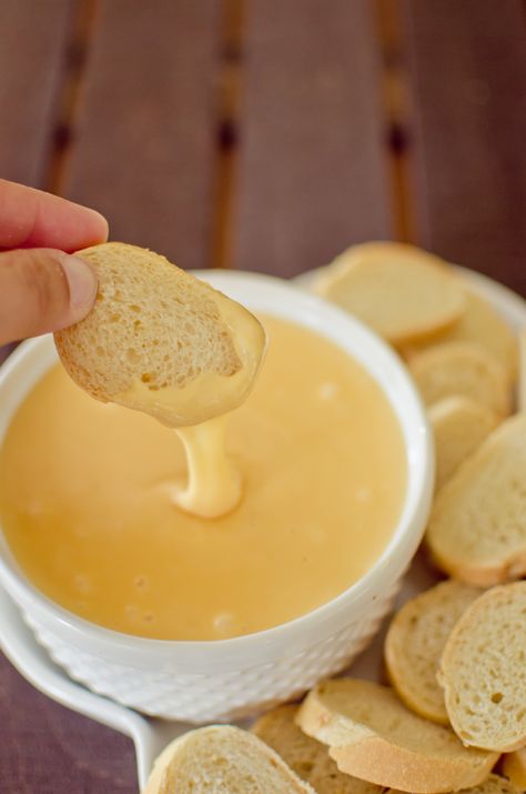 Baguette Crackers, Restaurant Style Queso, Cheese Emoji, Easy Beer Cheese Dip, Easy Beer Cheese, Cheddar Dip, Beer Cheese Dip, Fondue Party, Fondue Recipes