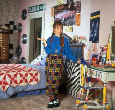 Clarissa Darling's bedroom was as eclectic as her personal style, and somehow she made an explosion of prints -- not to mention a collection of hubcaps and license plates -- work. Most importantly, her room featured an essential component of '90s: A window next to a large tree for her best friend to climb in and out of. 90s Room, Clarissa Explains It All, 90s Bedroom, 80s Room, Chambre Inspo, 80s Bedroom, Retro Bedrooms, Melissa Joan Hart, Aesthetic Retro