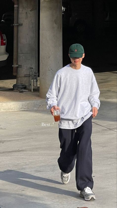 Asian Men Street Style, Street Snap Men, 990v4 Outfit, Fits For Short Guys, Casual Outfits Baggy, Asian Street Style Men, Urban Cycling Fashion, Minimalist Ootd, Stile Kendall Jenner