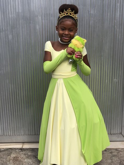 Princess Tiana Dress, Luna Cosplay, African Costume, Frog Birthday Party, Tiana Dress, Princesa Tiana, Book Character Costumes, 18th Birthday Cake, Princess Kids