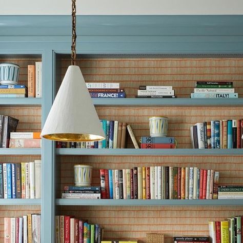 Todhunter Earle on Instagram: "A close up view of the dining area of the Manhattan kitchen seen in our last two posts. A fun faux leather yellow banquette, bespoke shelving backed in wallpaper by @christopherfarrcloth and gilded plaster lights by @roseuniacke all contribute to the look. As seen in @elledecor 📸 @francescolagnese @jbmarchitect #modernenglish #banquette #kitchen #kitchendesign #kitchendecor #kitcheninspiration #kitchendecor #kitchendiner #bespokeshelving #" Banquette With Shelves Above, Yellow Banquette, Banquette Kitchen, Todhunter Earle, Bespoke Shelving, Manhattan Kitchen, Open Kitchen Shelves, Garden Gate, Kitchen Diner